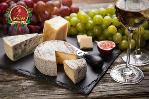 ruou-vang-va-pho-mai-su-ket-hop-hoan-hao-trong-bua